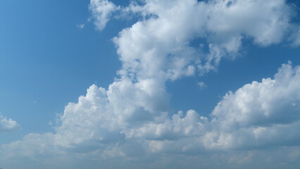 Obraz premium Clouds moves in the blue sky. Clouds running across brilliant blue sky. Natural abstract background. Timelapse.