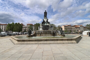 La fontaine Crozatier, située place du Breuil, ville de Le Puy en Velay, département de la Haute Loire, France © ERIC