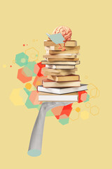 Mano humana sosteniendo una pila de libros y un cerebro leyendo sobre un fondo amarillo.. Vista de...