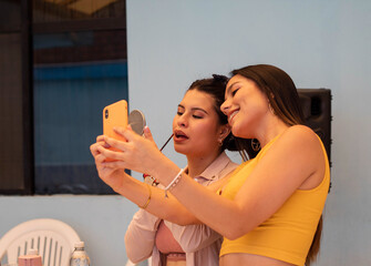 Amigas Maquillando y Perfeccionando la Estética .Embelleciendo con Lápiz y Estilo a una Hermosa...