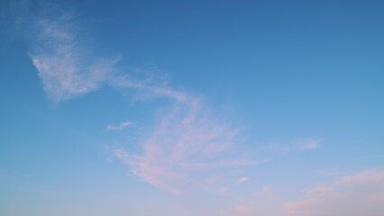 Obraz premium Summer sky. Cirrus clouds on bright blue sky. Wispy cirrus clouds pass over blue sky in nature.