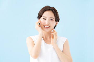 Naklejka premium 女性・スキンケア・ブルーバック