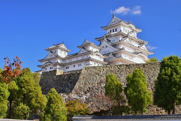 青空に映える国宝 姫路城