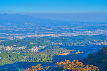 秋の群馬県渋川市伊香保町の上ノ山公園のときめきデッキ(展望台)から東側の眺望