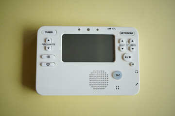 Fototapeta premium 楽器の練習時に使う白いメトロノームチューナー