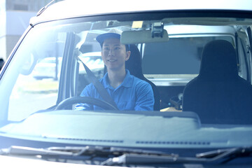 運転中の配送ドライバーの男性