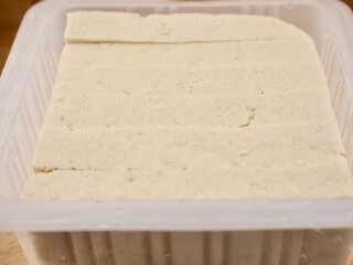 플라스틱 용기에 담긴 신선한 두부