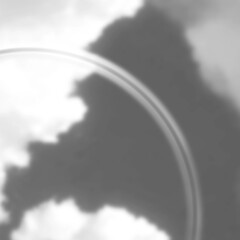 モノクロの空に虹と雲