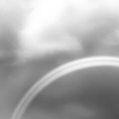 モノクロの空に虹と雲