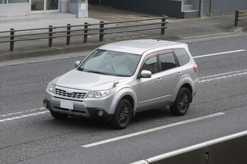 SUV 多用途車　道路走行