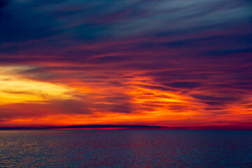 美しい夕暮れの海とオレンジ色の空
