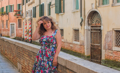 Fototapeta premium Vacation in Venice - Italy. Concept of tourism and holidays. European or American Woman in city scene 
