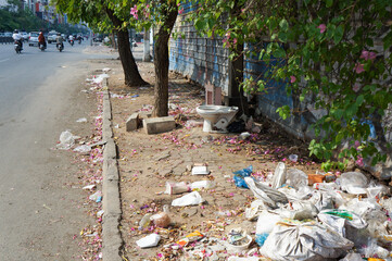 カンボジア市内の道路脇に捨ててあるたくさんのゴミ