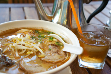 カンボジアの街中で食べたチャーシューともやしがたっぷり入った味噌ラーメン