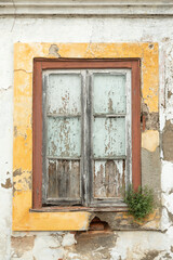 Verwitterte Hausfassade mit Fenster in Beja, Portugal