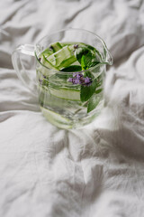 Wasser in einer Karaffe auf dem Bett