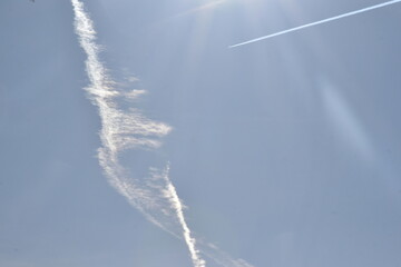 Ausgefranzter Kondesstreifen am blauen Himmel