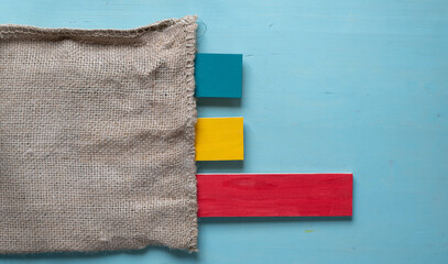 麻袋から出ているカラフルな木材