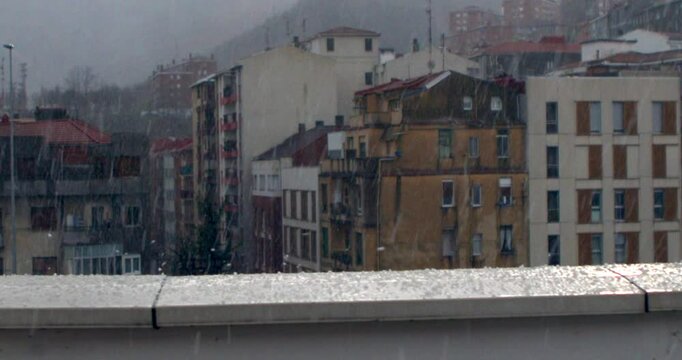 Granizo sobre ciudad c&aacute;mara lenta