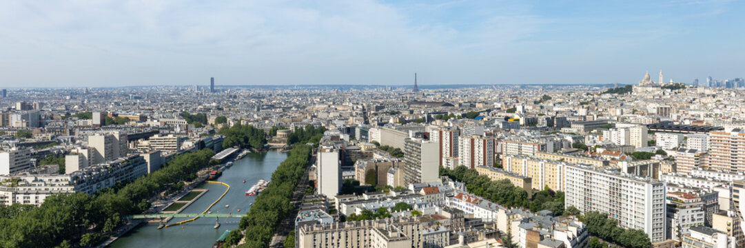 Vue a&eacute;rienne panoramique de Paris avec la Tour Eiffel, France