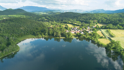 Obraz premium Reflets du ciel et nuages ​​sur le lac Chavoley, dans la commune de Ceyzérieu, dans l'Ain en France à la fin du printemps