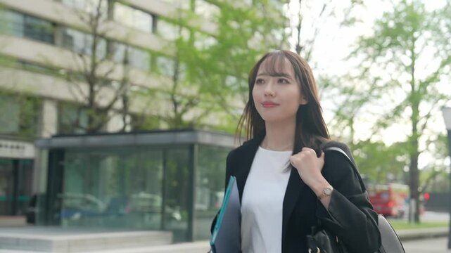 爽やかに街を歩く女性ビジネスウーマンのトラッキング映像
