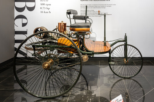2024. 4. 12. 대한민국 경기도 용인시에서 촬영, 벤츠특허차(측면뷰), 1886년 독일에서 생산, 삼성화재 모빌리티뮤지엄에 전시-Side view of Benz Patent-Motorwagen, 1886 Germany, exhibited at the Samsung Fire & Marine Mobility Museum, South Korea