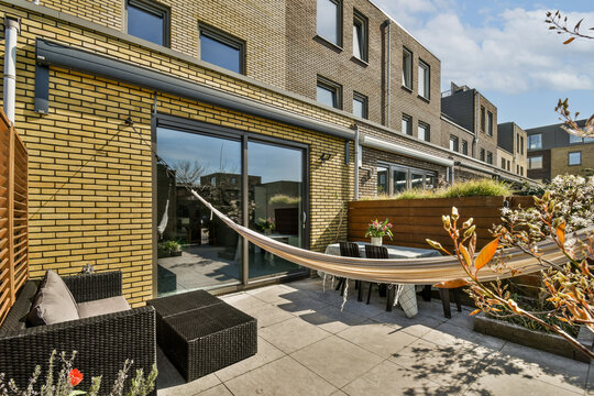 Modern house exterior at Jan Vrijmanstraat 98 with patio and hammock