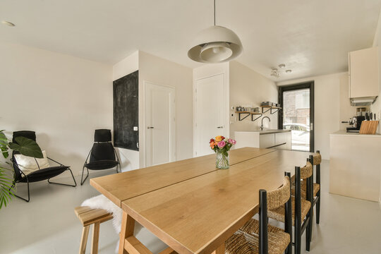 Modern kitchen and dining area interior at Jan Vrijmanstraat 98