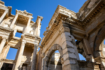 Obraz premium Buildings and artifacts in the library section of the ancient city of Ephesus