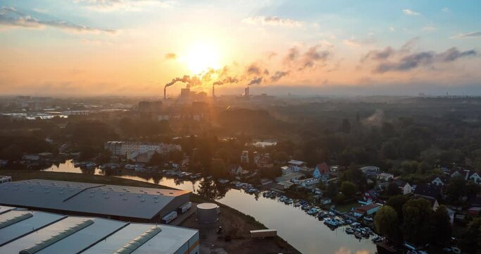 Sonnenaufgang in Berlin, Spandau Bezirk. mit M&uuml;llheizkraftwerk Ruhleben in Hintergrund und Havel in Vordergrund.