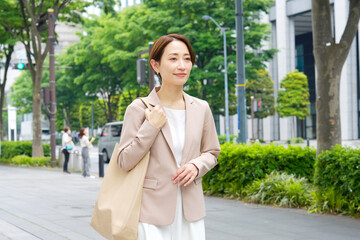 外を歩くビジネスウーマン