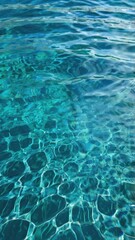 Obraz premium clear water, showing the blue and green beneath the surface