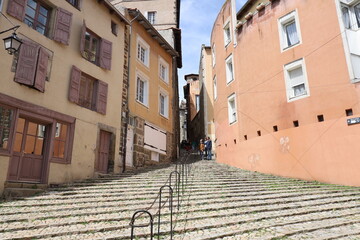 Rue typique, ville de Le Puy en Velay, département de la Haute Loire, France