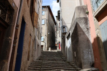 Rue typique, ville de Le Puy en Velay, département de la Haute Loire, France