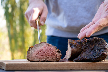 Delicioso bife de lomo a punto recién cortado y siendo mostrado a cámara