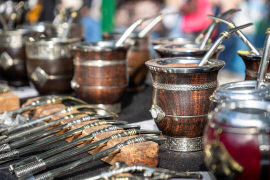 Puesto de mercado de gran variedad de mates argentinos. Mates hechos a mano y elegantes