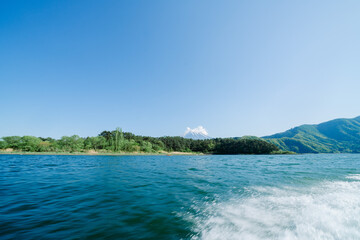 河口湖の上から見える美しい富士山