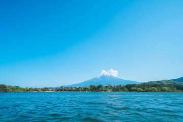 河口湖の上から見える美しい富士山