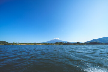 河口湖の上から見える美しい富士山