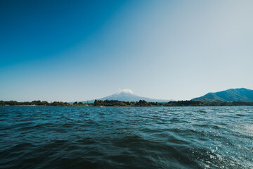 河口湖の上から見える美しい富士山
