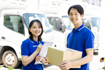 運送業者の若いスタッフ