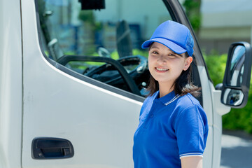 ドライバーの若い女性