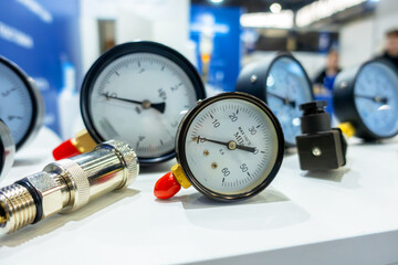Manometers and vacuums to measure pressure