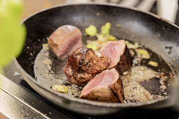 Stek na patelni podczas smażenia.