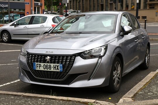 Voiture Peugeot 208 Diesel, couleur gris m&eacute;tallis&eacute;, ville de Le Puy en Velay, d&eacute;partement de la Haute Loire, France