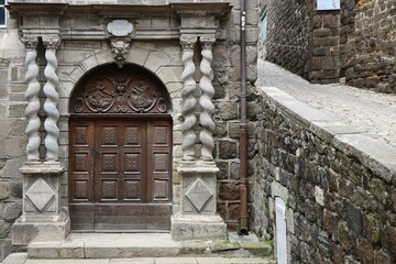 Bâtiment typique, vue de l'extérieur, ville de Le Puy en Velay, département de la Haute Loire,...