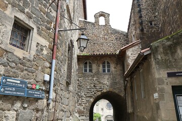 Bâtiment typique, vue de l'extérieur, ville de Le Puy en Velay, département de la Haute Loire,...