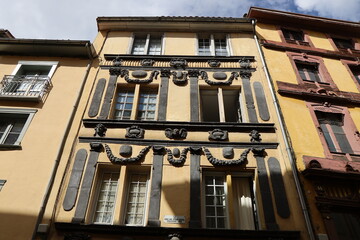Bâtiment typique, vue de l'extérieur, ville de Le Puy en Velay, département de la Haute Loire,...