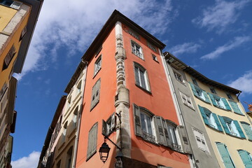 Bâtiment typique, vue de l'extérieur, ville de Le Puy en Velay, département de la Haute Loire,...